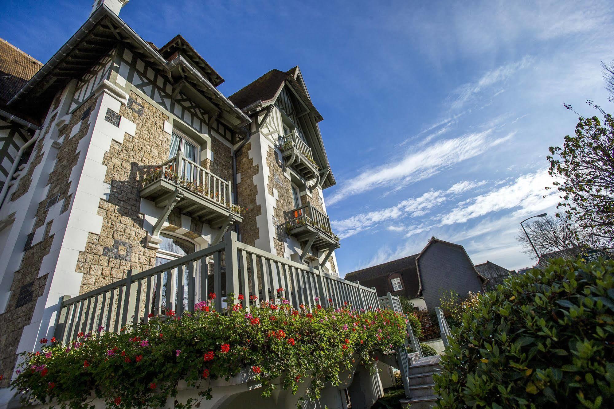 Villa Augeval Hotel De Charme & Spa Deauville Exterior photo