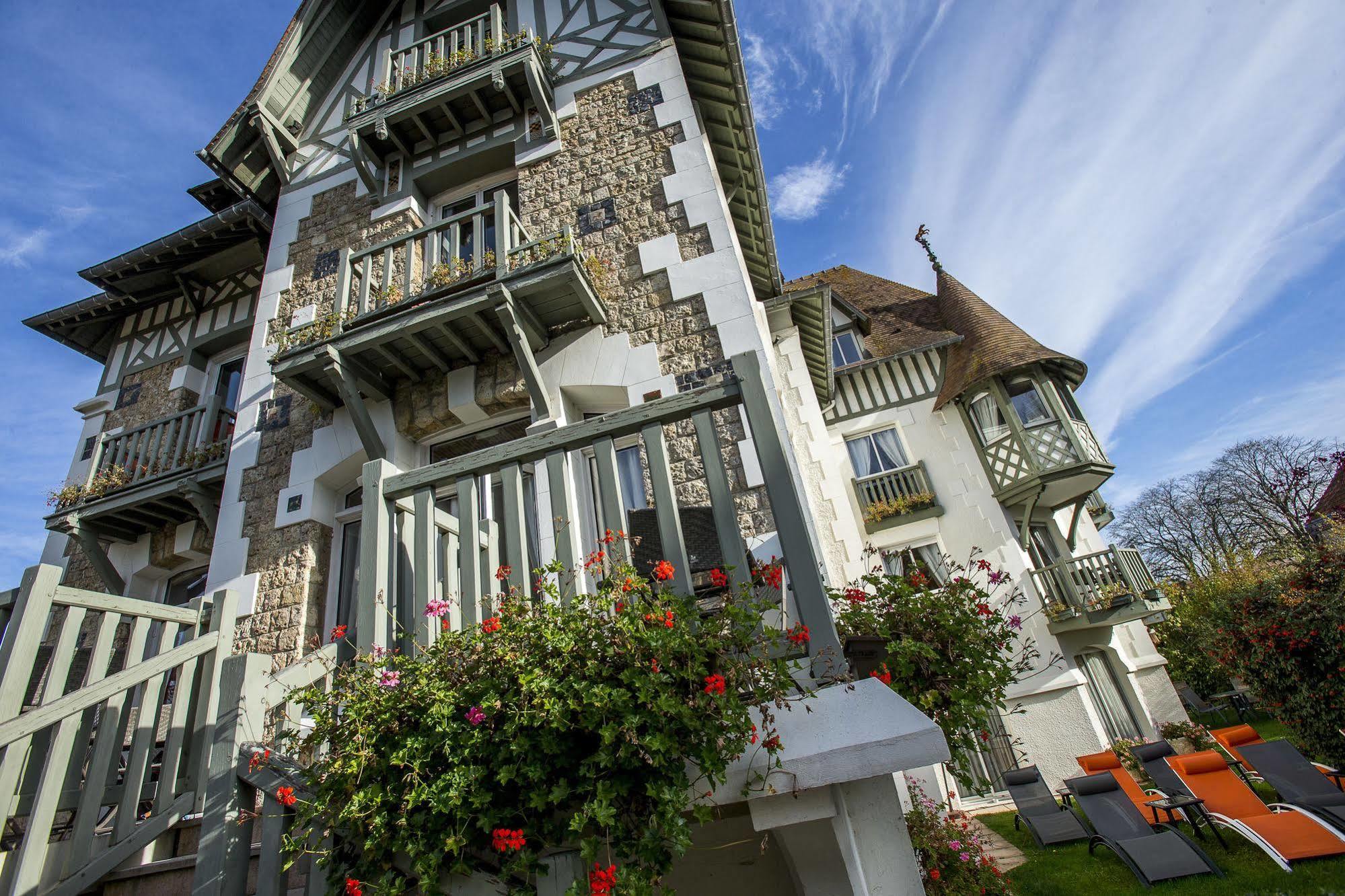 Villa Augeval Hotel De Charme & Spa Deauville Exterior photo