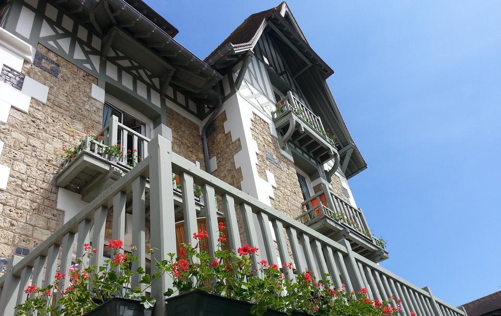 Villa Augeval Hotel De Charme & Spa Deauville Exterior photo